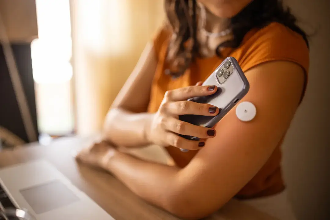 Continuous glucose monitoring with smartphone app